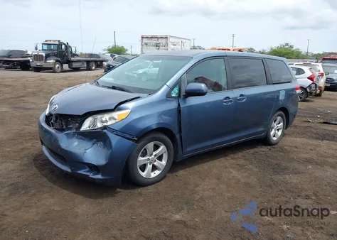 2014 Toyota Sienna Le V6 7 Passenger Auto Access Seat/Le V6 7 Passenger Mobility/Le V6 8 Passenger z USA, uszkodzony, nr VIN 5TDKK3DC4ES427453